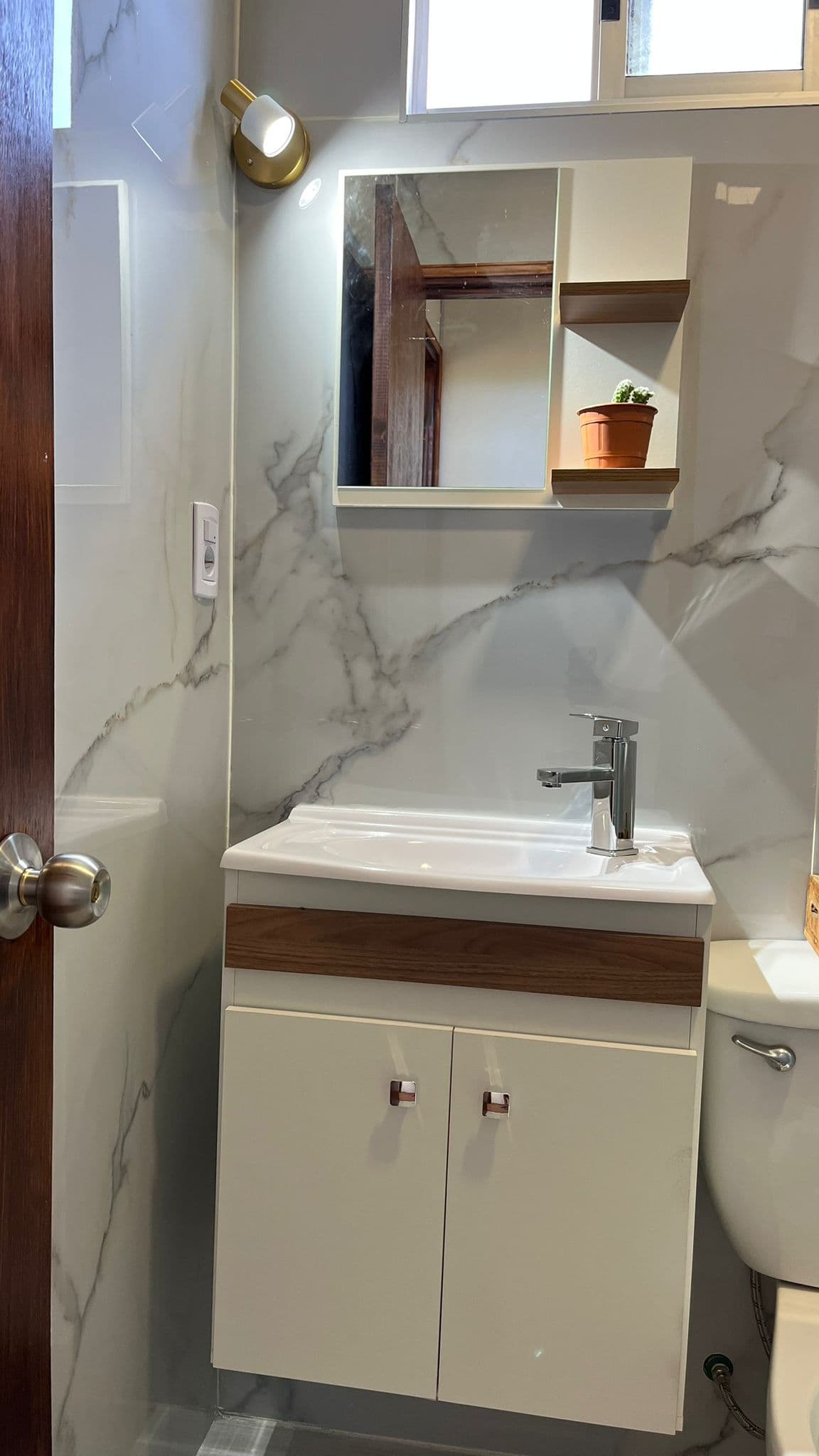 Baño de Marina 1 con revestimiento símil mármol