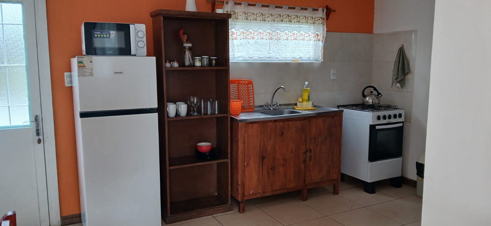 Cocina de Marina 3 equipada con heladera, microondas y cocina a gas