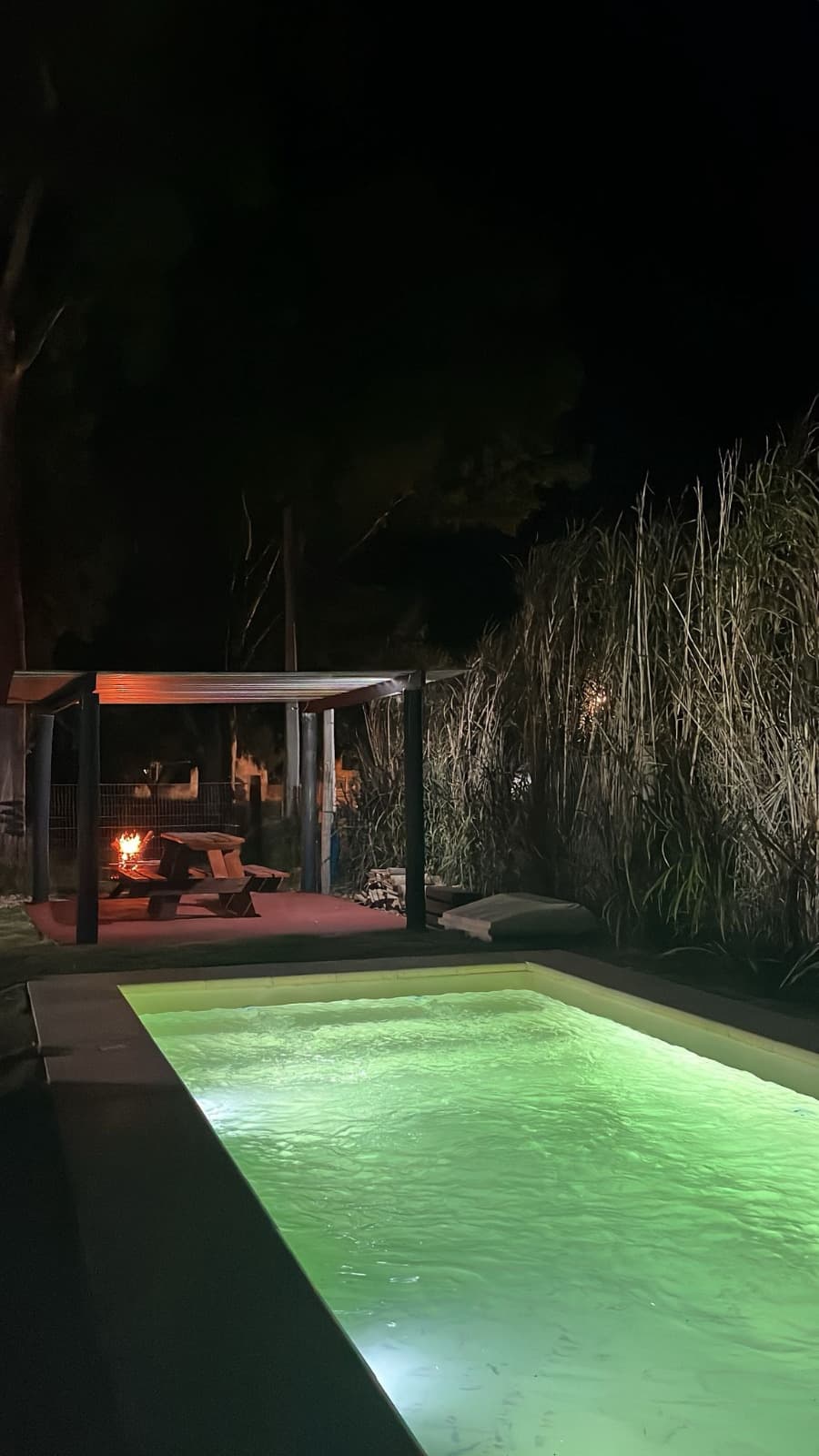 Pileta iluminada del complejo de noche