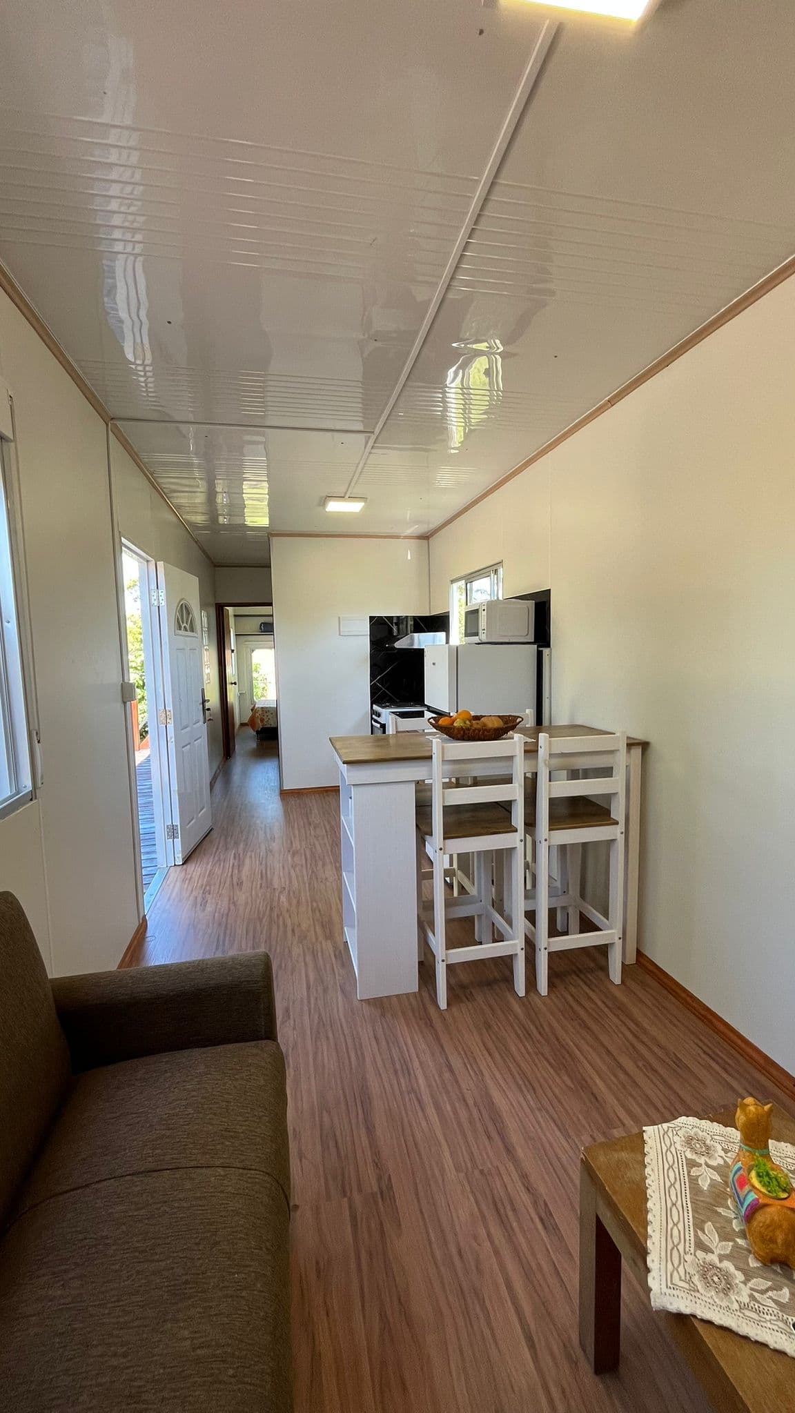 Living comedor de Marina 1 con cocina integrada y barra