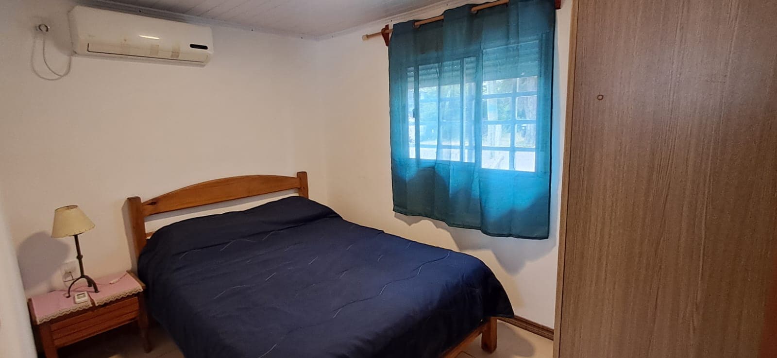 Dormitorio de Marina 3 con cama matrimonial y aire acondicionado